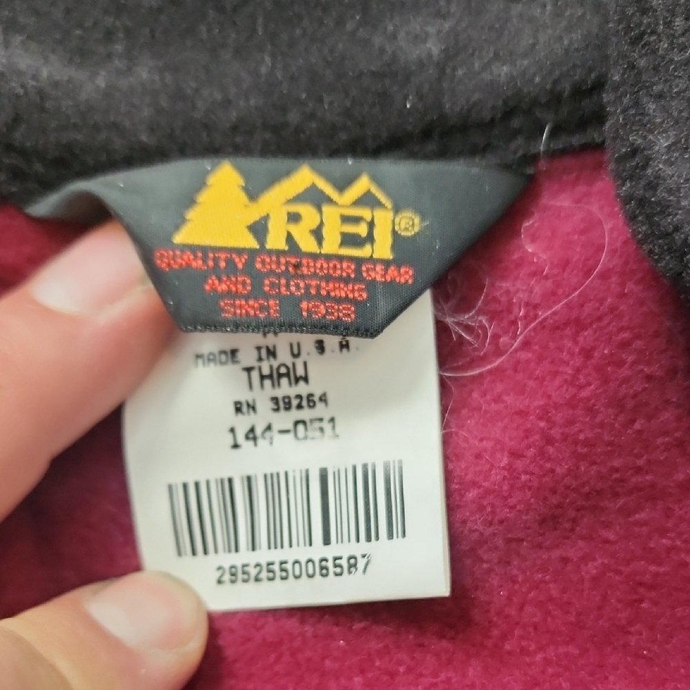 Vintage made in USA. REI Maroon Fleece Vest with Black Accents - Picture 5 of 5